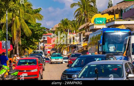 Puerto Escondido Oaxaca Mexique 2022 belle vue panoramique de la ville et de la rue touristique route avec bâtiments Hôtels Palm Trees People and Sho Banque D'Images