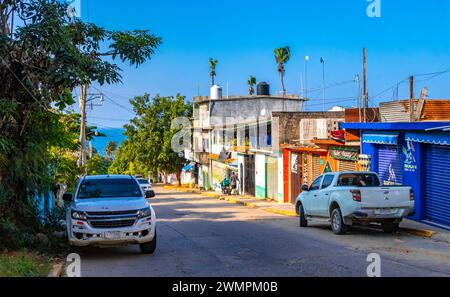 Puerto Escondido Oaxaca Mexique 2022 rue occupée conduire des voitures Traffic Jam et lieux à Zicatela Puerto Escondido Oaxaca Mexique. Banque D'Images