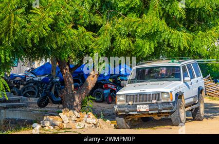 Puerto Escondido Oaxaca Mexique 2022 divers camions mexicains voitures 4x4 véhicules hors route à Puerto Escondido Zicatela Oaxaca Mexique. Banque D'Images