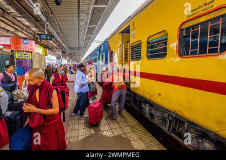 Passagers embarquant / débarquant d'un train des chemins de fer indiens Banque D'Images