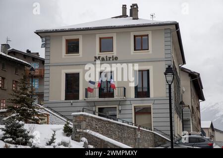 Mairie de Lanslebourg, une petite ville pittoresque dans les Alpes françaises Banque D'Images