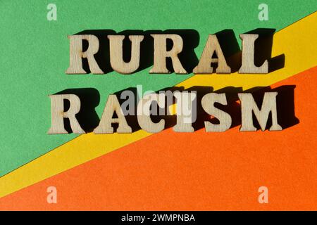 Racisme rural, mots en lettres de l'alphabet en bois isolés sur fond comme titre de bannière Banque D'Images
