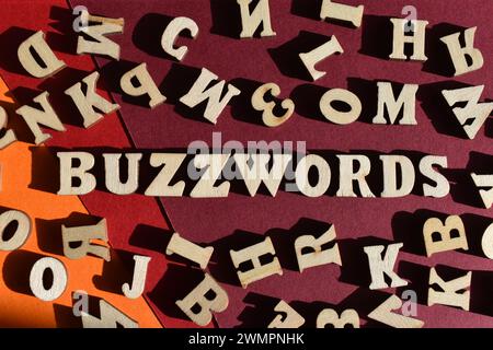 Buzzwords, mot en lettres de l'alphabet en bois entouré de lettres aléatoires sur fond comme titre de bannière Banque D'Images