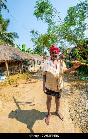 Un agriculteur dans rural Odisha / Orissa en Inde Banque D'Images