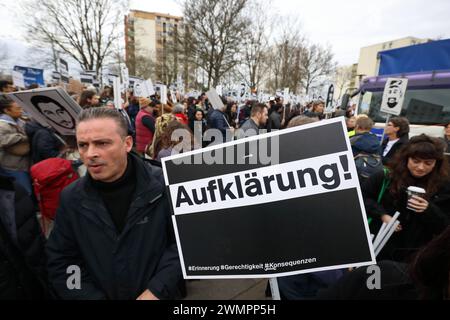 Bundesweite Gedenkdemo vier Jahre nach dem rassistischen Anschlag vom 19. Février 2020 à Hanau - Gegen rechten terreur en Deutschland - dire leurs noms - Rassistische morde - Deutschland, GER, DEU Allemagne, Hanau, 17.02.2024 - Tausende gedenken der Attentat-Opfer von Hanau, setzen ein Zeichen gegen Rassismus und prangern Fehler der Behörden an. Die Demoteilnehmer versammelten sich am Kurt-Schumacher-Platz in Hanau-Kesselstadt und erreichten nach CA. Einer Stunde den Marktplatz der Hanauer Innenstadt. Hier fand die Abschlusskundgebung mit zahlreichen Angehörigen der Opfer statt. Namen d Banque D'Images