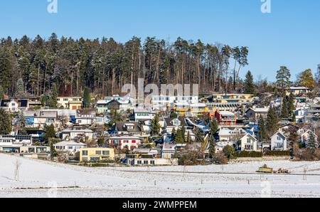 Die Häuser auf der Sonnenseite von Augwil, einem Ortsteil von Lufingen im Zürcher Unterland. (Kloten, Schweiz, 20.01.2024) Banque D'Images