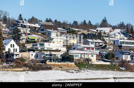 Die Häuser auf der Sonnenseite von Augwil, einem Ortsteil von Lufingen im Zürcher Unterland. (Kloten, Schweiz, 20.01.2024) Banque D'Images