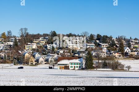 Die Häuser auf der Sonnenseite von Augwil, einem Ortsteil von Lufingen im Zürcher Unterland. (Kloten, Schweiz, 20.01.2024) Banque D'Images