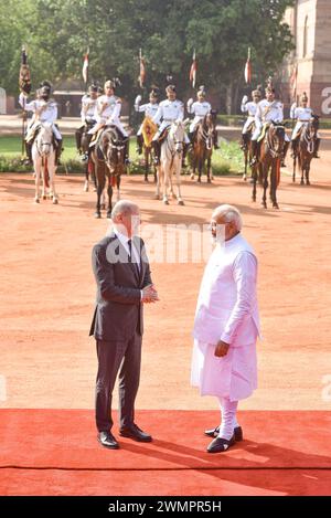 Narendra Modi rencontre Olaf Scholz le chancelier fédéral allemand Olaf Scholz est accueilli par le premier ministre Narendra Modi lors d’une cérémonie au Rashtrapati Bhavan à New Delhi, en Inde, le samedi 25 février 2023. New Delhi Delhi Inde Copyright : xSondeepxShankarx Banque D'Images