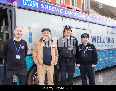 Framlingham, Suffolk, 27 février 2024, le Be Well bus a visité Framlingham dans le Suffolk aujourd'hui pour offrir soutien et conseils à ceux qui ont besoin d'aide pour leur santé et leur bien-être. Il n'est pas nécessaire de prendre rendez-vous, il suffit de vous présenter et notre équipe amicale et compétente vous aidera. Le conseiller Vince Langdon-Morris et des policiers étaient présents. Crédit : Keith Larby/Alamy Live News Banque D'Images