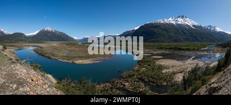 Les bras largement ramifiés de la rivière Rio Ibanez, près de Villa Cerro Castillo, reflets sur l'eau, vue panoramique, début du printemps, Patagonie, Chili Banque D'Images