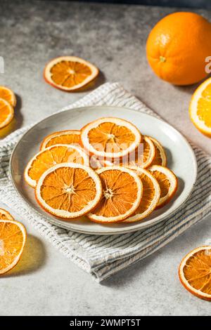 Tranches d'orange déshydratées séchées biologiques saines dans un bol Banque D'Images