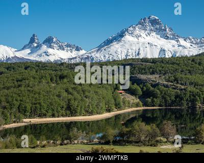 Le mont enneigé Cerro Castillo, cabane de vacances au bord d'un lac, Patagonie, Chili Banque D'Images