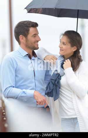 couple romantique abritant sous parapluie Banque D'Images