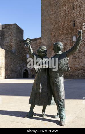 Olivenza, Badajoz, Espagne- 23 octobre 2023 : sculpture de deux danseurs par Jose Luis Gamero Gil sur la place Plaza del Castillo Banque D'Images