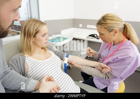 gros plan du médecin injectant une femme enceinte Banque D'Images