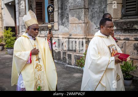 L'évêque catholique Augustine Shao entre dans la cathédrale Saint-Joseph pour la messe du dimanche à Stone Town, Zanzibar, Tanzanie. Banque D'Images