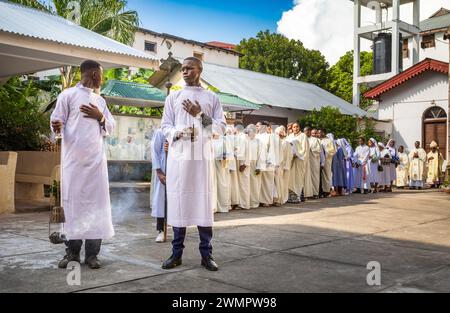 Le chœur et les religieuses attendent d'entrer à la cathédrale Saint-Joseph pour la messe catholique du dimanche à Stone Town, Zanzibar, Tanzanie. Banque D'Images