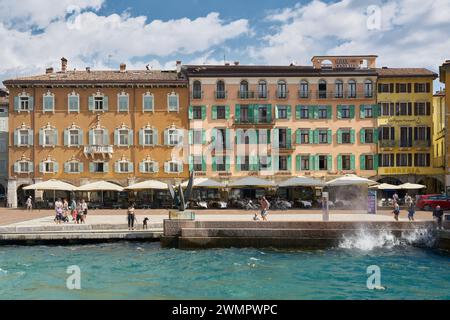 Hôtels et restaurants sur les rives du lac de Garde sur la Piazza III novembre dans la ville populaire de Riva del Garda en Italie en été Banque D'Images