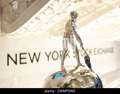 New York, États-Unis. 27 février 2024. Le Trophée IndyCar The Borg-Warner est exposé avant la cloche d'ouverture à la Bourse de New York (NYSE) sur Wall Street à New York le mardi 27 février 2024. Les actions AMÉRICAINES ont été mélangées après un retrait par rapport à des sommets de tous les temps. Photo de John Angelillo/UPI crédit : UPI/Alamy Live News Banque D'Images