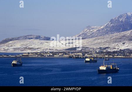 Bateaux de pêche d'usine d'Europe de l'est chalutiers dans les eaux britanniques Loch Broom, Ullapool Écosse années 1980 Royaume-Uni. 1986 HOMER SYKES Banque D'Images