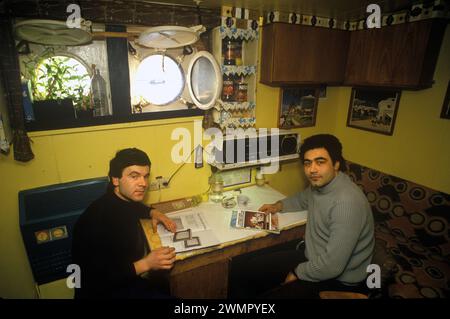 Klondykers - Europe de l'est pêcheur usine chalutiers des années 1980 Royaume-Uni. Intérieur du bateau de pêche d'usine bulgare pêcheurs d'usine en cabine lisant un Manuel de conception Finlux et un Guide Kenwood pour choisir votre appareil de préparation des aliments. 1986 Ullapool Écosse HOMER SYKES Banque D'Images