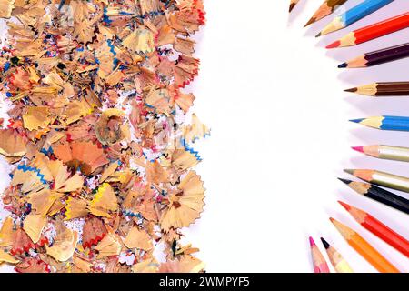 Sur la table se trouvent des crayons de couleur aiguisés, des copeaux de bois d'entre eux. Photo de haute qualité Banque D'Images