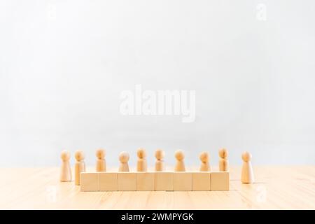 Mannequins en bois posés sur une table Banque D'Images