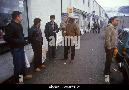 Les pêcheurs d'Europe de l'est étaient connus sous le nom de Klondykers 1980s Ullapool Scotland. Bateaux de pêche d'usine européens arrivant à Loch Broom pour attraper le maquereau. Il y avait parfois tellement de bateaux et une telle abondance de poissons que les pêcheurs d'Europe de l'est étaient connus sous le nom de Klondykers. Groupe d'hommes traînant à Ullapool, Écosse 1986 Royaume-Uni HOMER SYKES Banque D'Images
