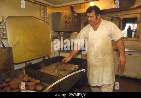 Pêcheur d'usine d'Europe de l'est, un chalutier des années 1980 Royaume-Uni. Intérieur de bateau de pêche d'usine, chef bulgare dans sa cuisine. 1986 Ullapool Écosse Royaume-Uni HOMER SYKES Banque D'Images