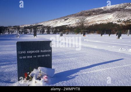 La pierre tombale d'une usine bulgare pêcheurs un Klondyker. Ullapool, Écosse années 1986 1980 Royaume-Uni HOMER SYKES Banque D'Images
