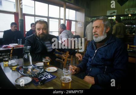 Pêcheurs d'Europe de l'est des années 1980 Royaume-Uni. Deux chalutiers au bar du Seaforth Hotel. Bateaux de pêche d'usine européens arrivant à Loch Broom pour attraper le maquereau. Il y avait parfois tellement de bateaux et une telle abondance de poissons que les pêcheurs d'Europe de l'est étaient connus sous le nom de Klondykers. Ullapool, Écosse 1986 Royaume-Uni HOMER SYKES Banque D'Images