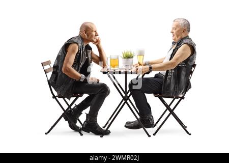 Hommes en gilets de cuir ayant une conversation dans un café et buvant de la bière isolé sur fond blanc Banque D'Images