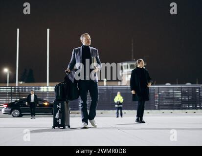 Christian Lindner FDP, Bundesminister der Finanzen, aufgenommen beim Betreten eines Flugzeuges der Flugbereitschaft der Bundeswehr, anlaesslich der Reise von Bundesfinanzminister Christian Lindner nach Sao Paulo, Brasilien zum Treffen der G7 Finanzminister und Notenbankgouverneure, Am Flughafen Ber in Berlin, 27.02.2024. Fotografiert im Auftrag des Bundesministerium der Finanzen BMF Berlin Deutschland *** Christian Lindner FDP , ministre fédéral des Finances, photographié à bord d'un avion de la Bundeswehr Air Force, à l'occasion du voyage du ministre fédéral des Finances Christian Banque D'Images