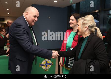 Le président de l'IFA, Conrad Kirkwood (à gauche), serre la main de la première ministre Michelle O'Neill (à l'extrême droite) et de la vice-première ministre Emma Little-Pengelly avant le match de 2e finale de la Ligue des Nations féminines de l'UEFA à Windsor Park, Belfast. Date de la photo : mardi 27 février 2024. Banque D'Images