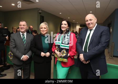 (De gauche à droite) le directeur général de l'IFA Patrick Nelson, la première ministre Michelle O'Neill, la vice-première ministre Emma Little-Pengelly et le président de l'IFA Conrad Kirkwood posent pour une photo avant la demi-finale de la Ligue des Nations féminines de l'UEFA à Windsor Park, Belfast. Date de la photo : mardi 27 février 2024. Banque D'Images