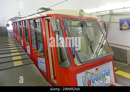 Capri, Italie - 26 juin 2014 : transport public de la gare funiculaire à Island Travel. Banque D'Images