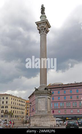 Rome, Italie - 30 juin 2014 : colonne de la paix sur la place Maggiore dans la capitale Nuageux voyage d'été d'une journée. Banque D'Images