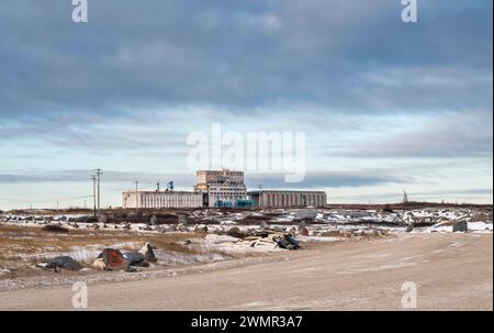 Le Churchill grain Elevator et le port vus de loin au lever du soleil par une froide journée de novembre dans le nord du Manitoba, Canada Banque D'Images