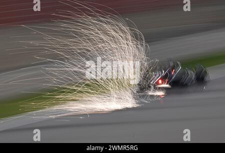 Sakhir, Bahreïn. 22 février 2024. BAHREÏN, Sakhir, 22 février : étincelles derrière une voiture de F1 sur piste pendant la deuxième journée des essais F1 sur le circuit international de Bahreïn le 22 février 2024 à Bahreïn, essais de formule 1 pré-saison, photo et copyright Jerry ANDRE/ATP images (ANDRE Jerry/ATP/SPP) crédit : SPP Sport Press photo. /Alamy Live News Banque D'Images