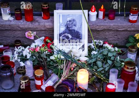 Olomouc, Tchéquie - février 27 2024 : lieu commémoratif du meurtre d'Alexei Navalny avec bougies, fleurs et portrait d'Alexei Navalny Banque D'Images