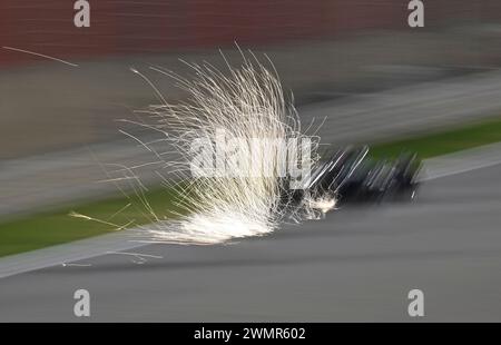 Sakhir, Bahreïn. 22 février 2024. BAHREÏN, Sakhir, 22 février : étincelles derrière une voiture de F1 sur piste pendant la deuxième journée des essais F1 sur le circuit international de Bahreïn le 22 février 2024 à Bahreïn, essais de formule 1 pré-saison, photo et copyright Jerry ANDRE/ATP images (ANDRE Jerry/ATP/SPP) crédit : SPP Sport Press photo. /Alamy Live News Banque D'Images