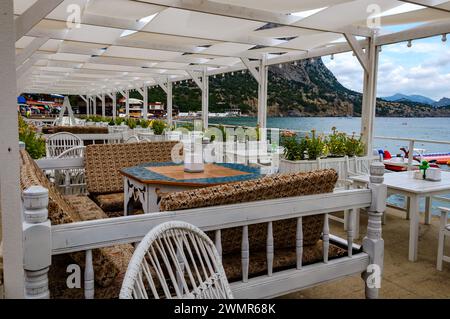 27 août 2021 République de Crimée, localité de type urbain Novy Svet. Restaurant sur la côte de la mer Noire en plein air. Jour d'été. Banque D'Images