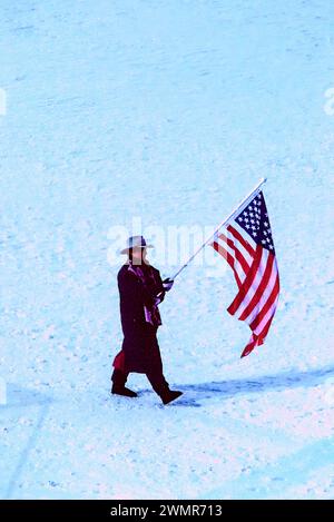 Cammy Myler, porte-drapeau américain à la cérémonie d'ouverture des Jeux olympiques d'hiver de 1994, Lillehammer, Norvège. Banque D'Images