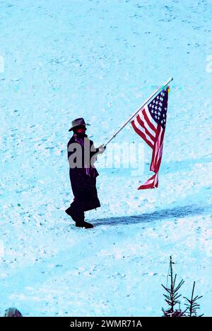 Cammy Myler, porte-drapeau américain à la cérémonie d'ouverture des Jeux olympiques d'hiver de 1994, Lillehammer, Norvège. Banque D'Images
