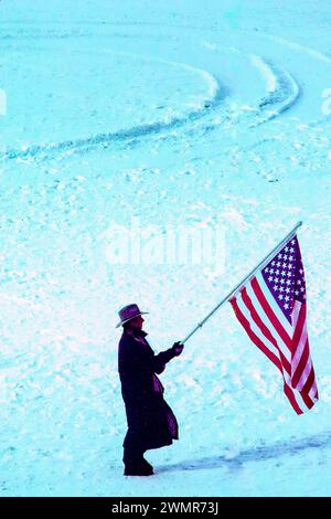 Cammy Myler, porte-drapeau américain à la cérémonie d'ouverture des Jeux olympiques d'hiver de 1994, Lillehammer, Norvège. Banque D'Images