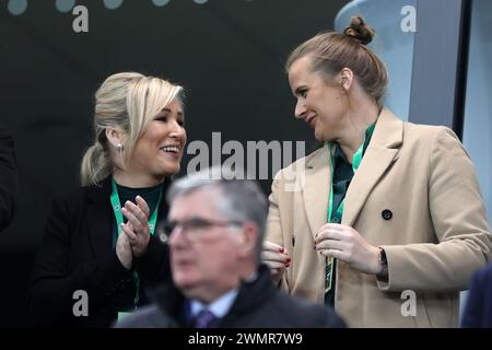 La première ministre Michelle O'Neill (à gauche) et la députée provinciale du Sinn Fein, Aisling Reilly, après l'hymne national avant le match de 2e manche de la demi-finale de l'UEFA Women's Nations League à Windsor Park, Belfast. Date de la photo : mardi 27 février 2024. Banque D'Images