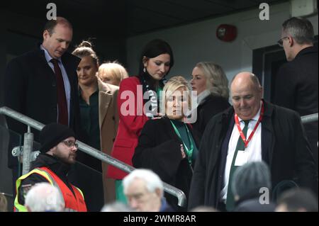 La première ministre Michelle O'Neill marche vers son siège avant le match de deuxième manche de la promotion/relégation de la Ligue féminine des Nations de l'UEFA à Windsor Park, Belfast. Date de la photo : mardi 27 février 2024. Banque D'Images