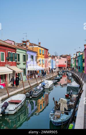 Burano, Italie- 25 février 2023 ; maisons colorées le long du canal principal avec de petits bateaux à Burano Italie Banque D'Images