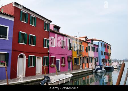 Burano, Italie- 25 février 2023 ; maisons colorées le long d'un canal à Burano Italie Banque D'Images